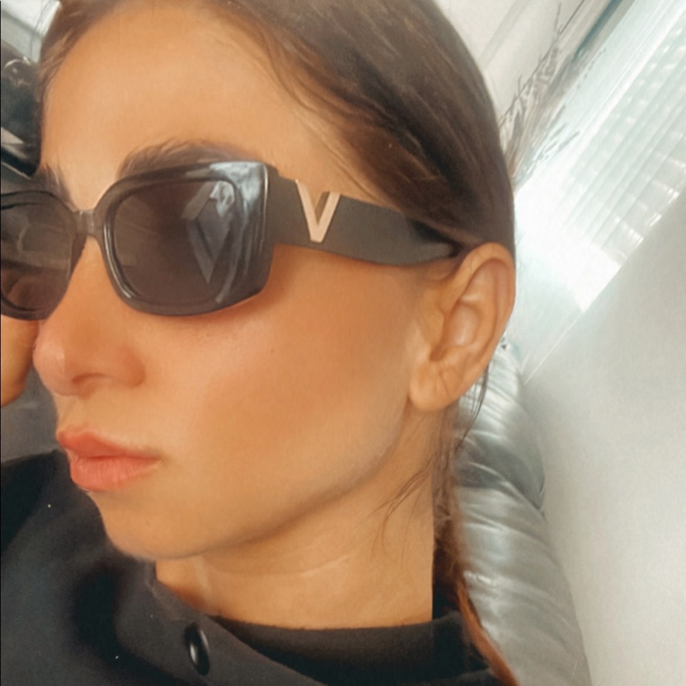 Very fancy, 2022 trendy, total black sunglasses